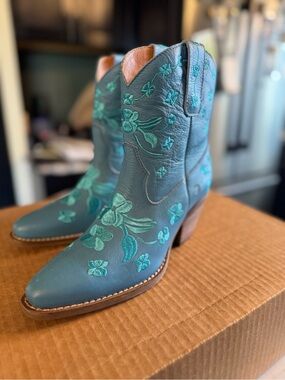 DINGO Floral Embroidered Women’s Western Ankle Boots